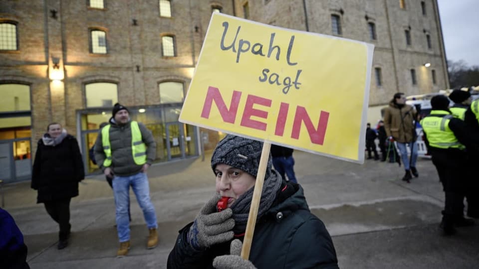 Eine Frau hält ein gelbes Protestschild hoch. «Upahl sagt Nein» steht darauf.