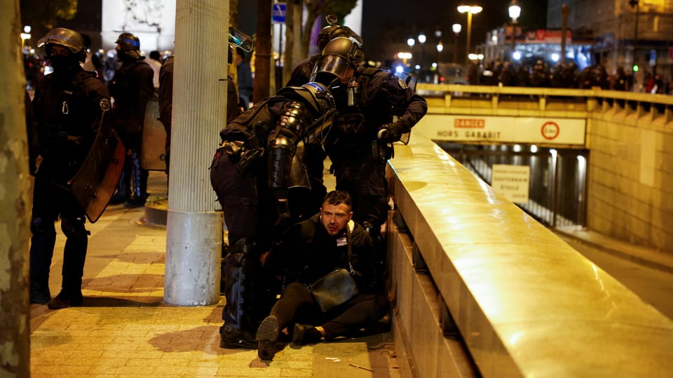 Die Polizei hält in der fünften Krawallnacht einen Jugendlichen auf den Champs Élysées in Paris fest.