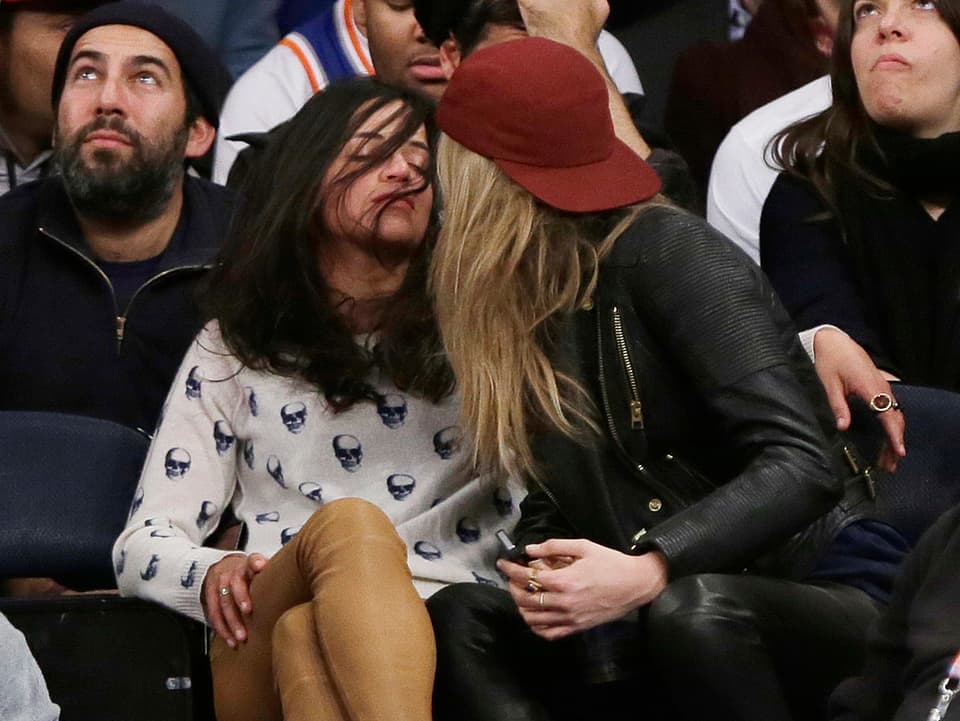 Michelle Rodriguez und Cara Delevingne turteln.