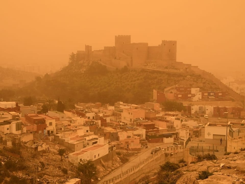 Almeria, eine Hafenstadt im spanischen Andalusien, kommt orange daher. (15. März 2022)