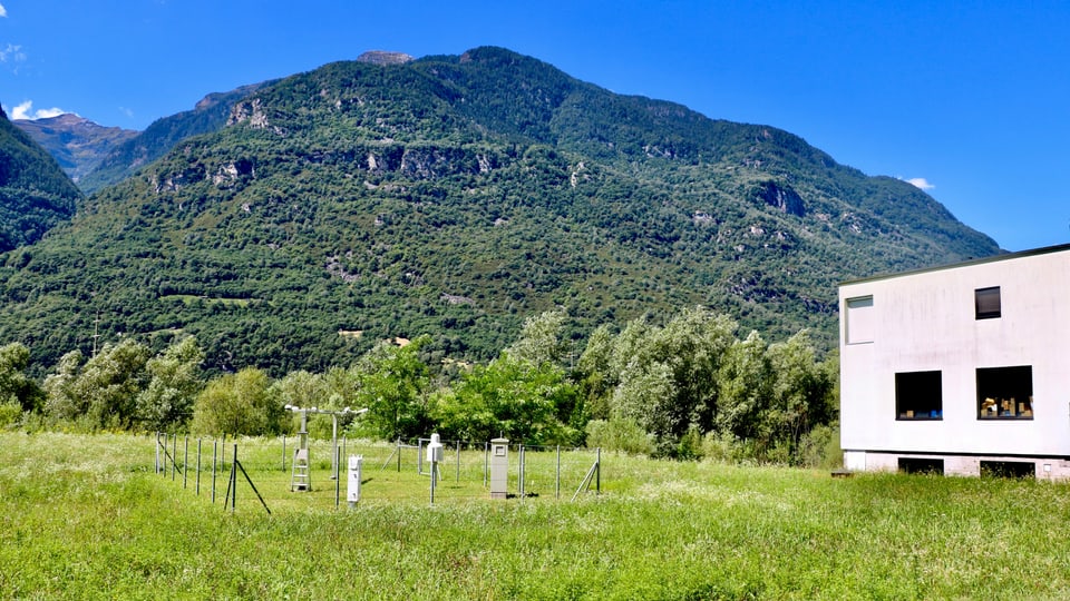 Messstation Biasca Blick auf die Meteostation südlich von Biasca.