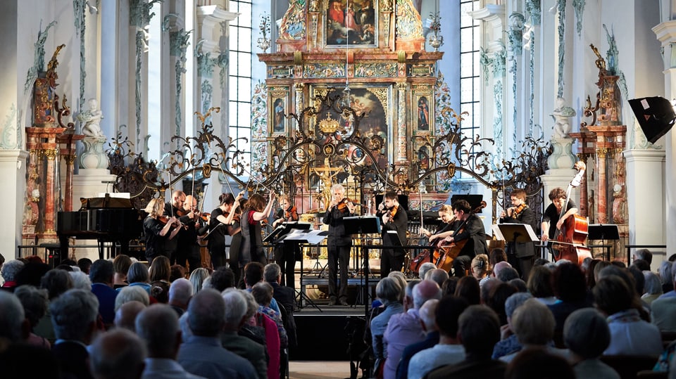 Ein klassisches Konzert in einer barocken Kirche.