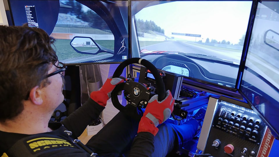 Guido sitzt im Cockpit und fährt über die Grand-Prix-Strecke des Nürburgrings.