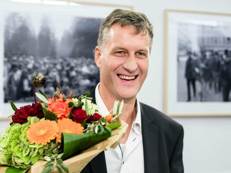 Thomas Stettler mit Blumen im Arm.
