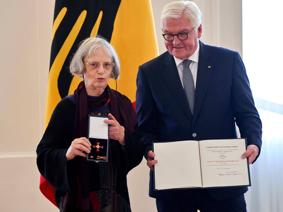 Elke Erb bekommt von Frank-Walter Steinmeier das deutsche Bundesverdienstkreuz verliehen. 