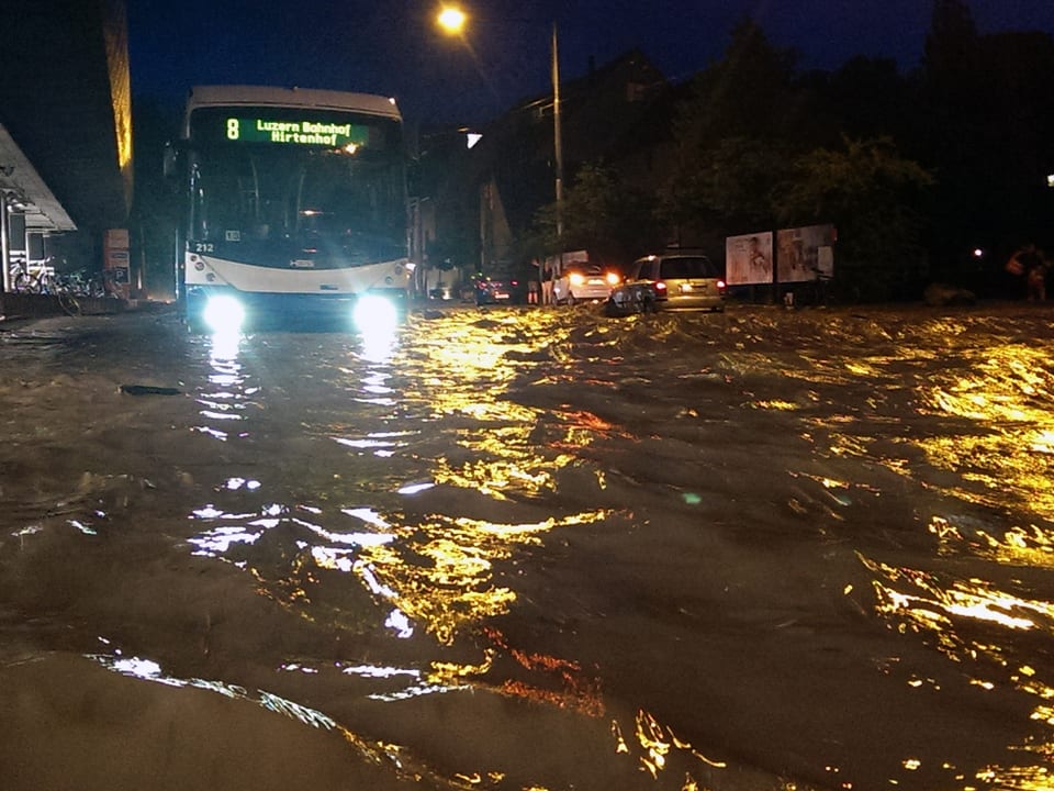 Auch Luzern war betroffen. «Nach dem Gewitter wurde vor allem die Haldenstrasse beim Verkehrshaus getroffen», schreibt SRF-Augenzeuge Yves René Lauber. Das Bild zeigt die überschwemmte Strasse am späten Sonntagabend. 