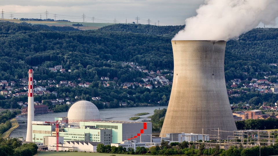 Das Atomkraftwerk Leibstadt mit Kühlturm und Dampfsäule.