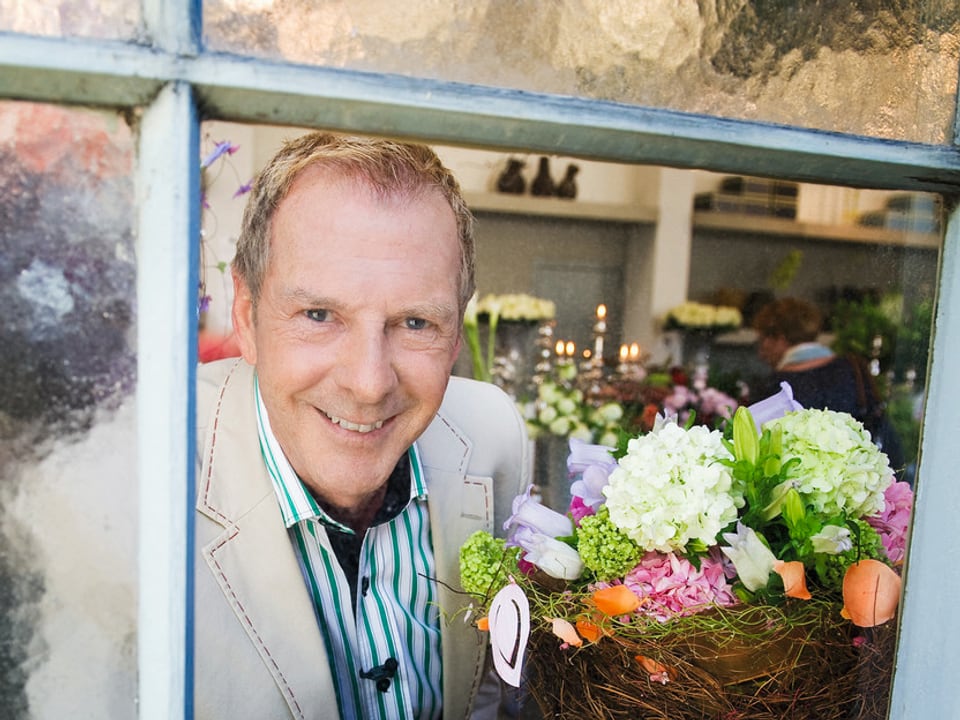 Kurt Aeschbacher mit einem Blumenstrauss in der Hand