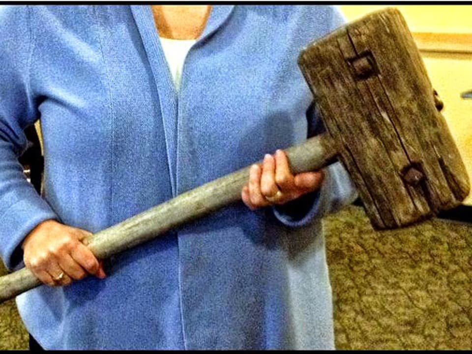 Überdimensionaler Hammer aus Holz
