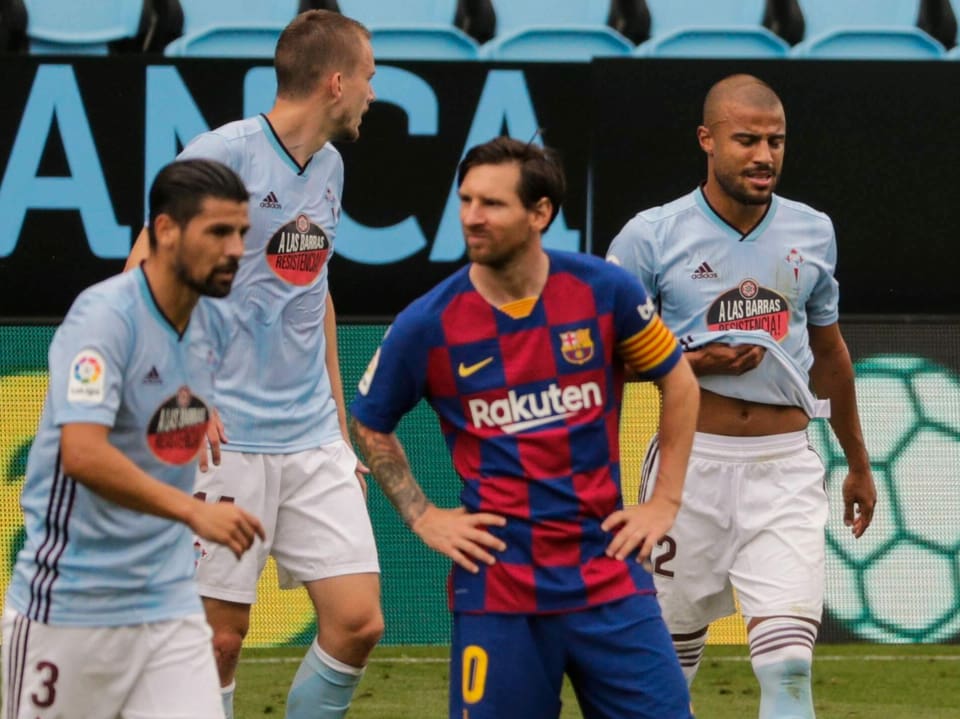 Lionel Messi umringt von Gegnern
