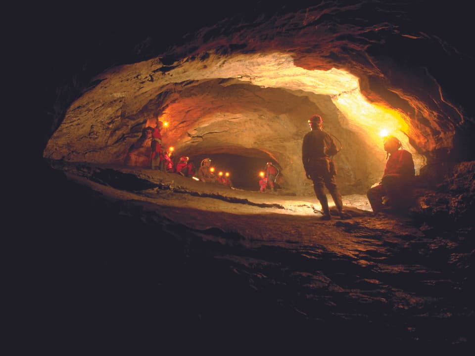 Ein Team von Höhlenforschern steht im Riesengang.