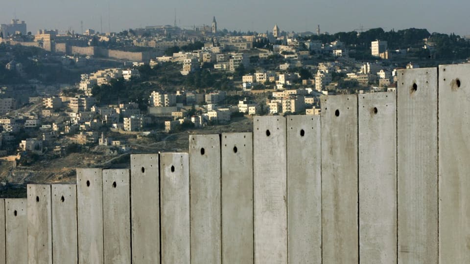 Mauer und Blick ins Westjordanland.