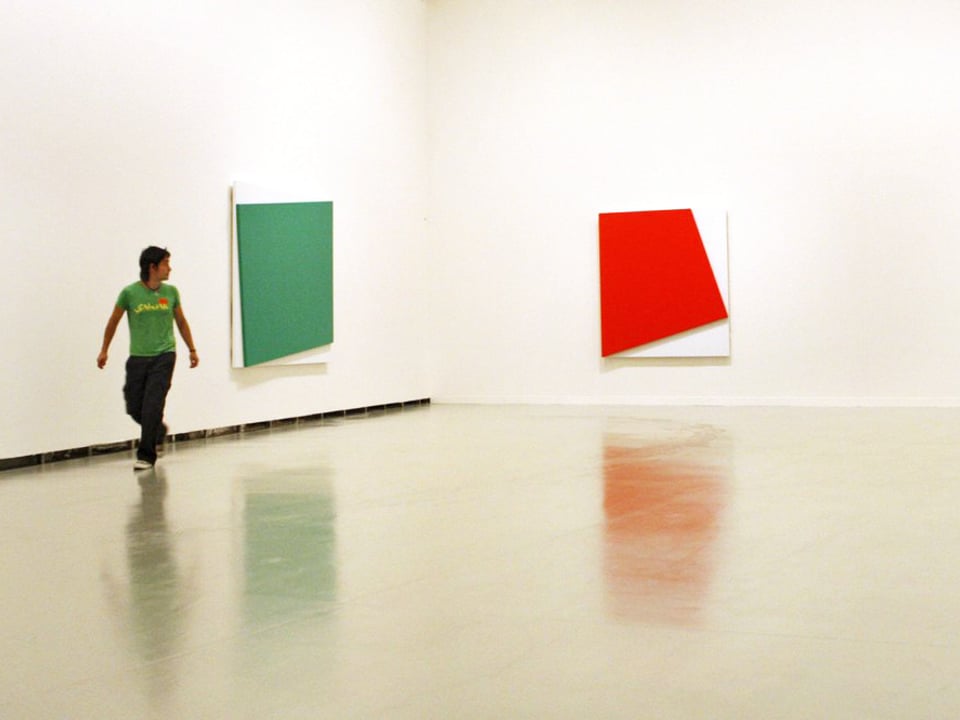 Schwarz, gründ und rot: Ein Mueumsbesucher geht  an geometrischen Bilder von US-Künstler Ellsworth Kelly vorbei.