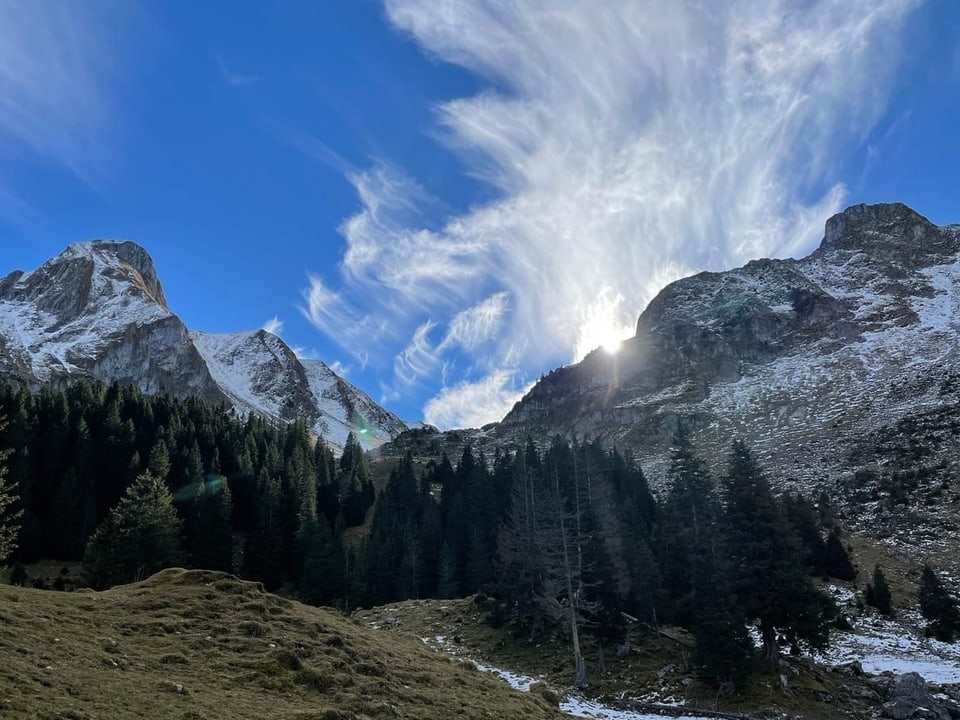 Cirrus uncinus ist eine Unterart der Cirrus-Wolke.