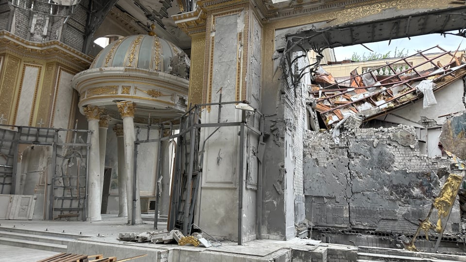 Zerstörtes Inneres einer Kathedrale