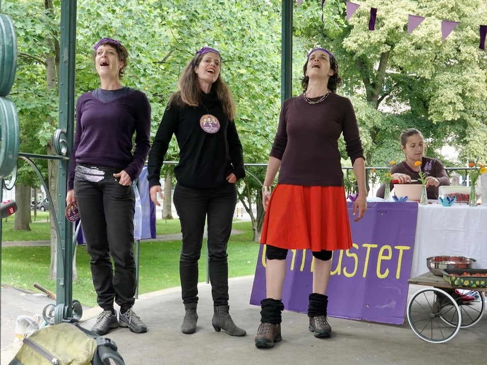 Drei Frauen singen im De Wette-Park. 