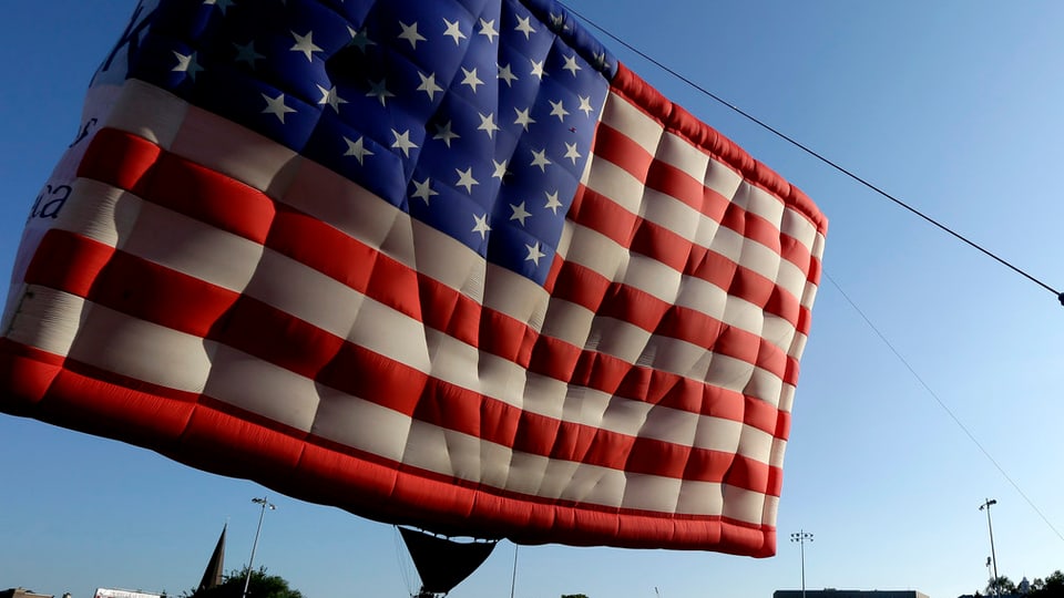 Ein Ballon in Form einer US-Flagge.