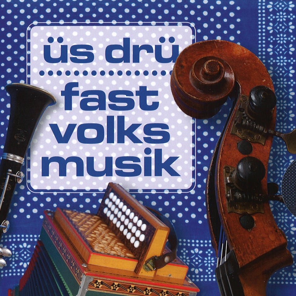 Klarinette, Schwyzerörgeli und Gassgeige auf dem blau-weissen CD-Cover «fast volksmusik» von «üs drü».