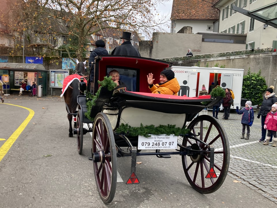 Pia Kaeser auf einer Kutsche.