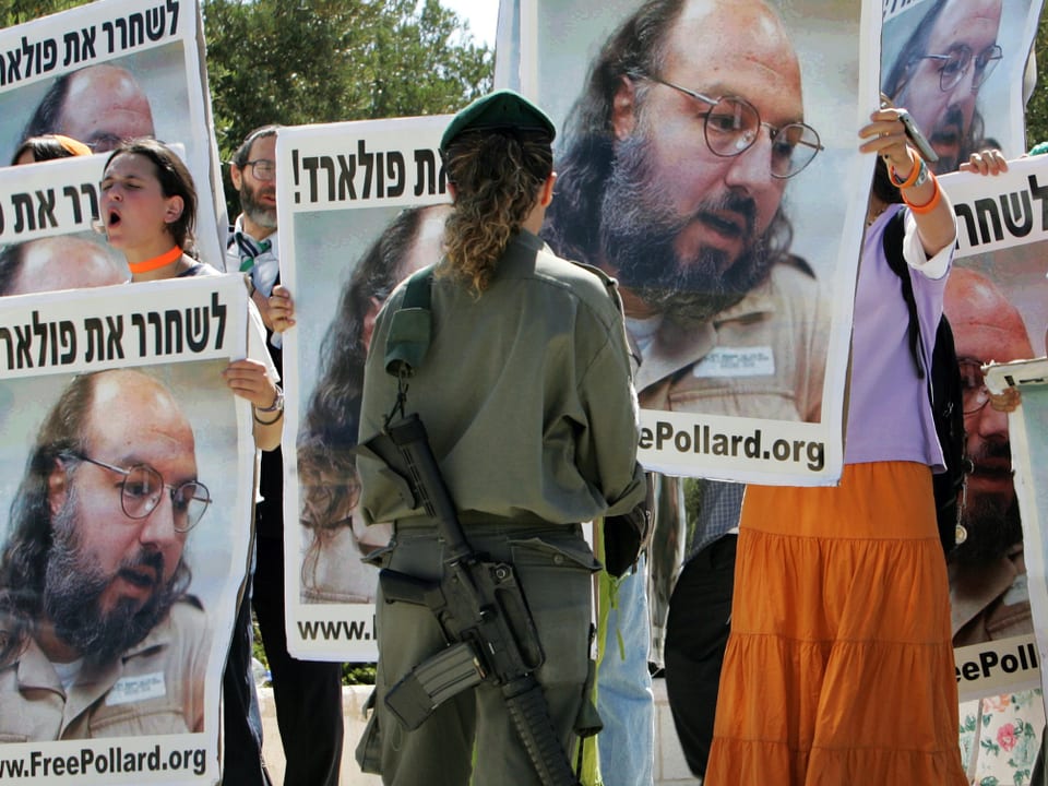 Demonstranten fordern vor dem Sitz des Premierministers in Jerusalem im Jahr 2005 die Freilassung Pollards. 