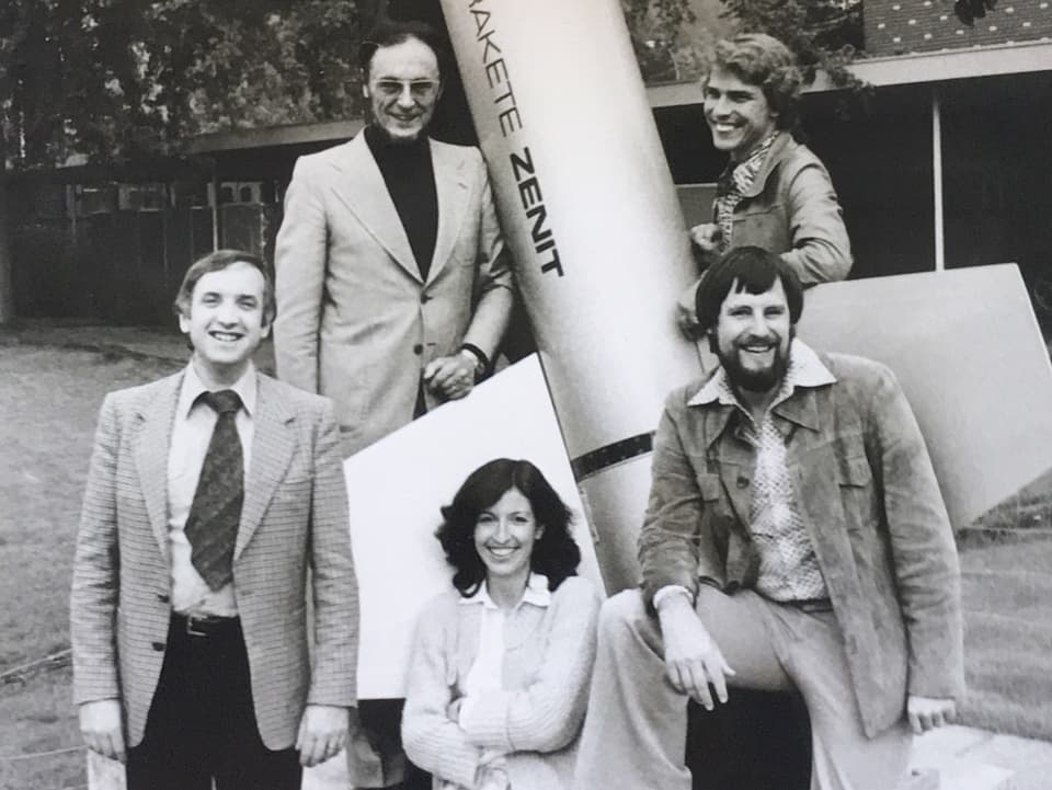 Ein Schwarzweissbild von 1978 mit 4 Männern und einer Frau in der Mitte vorne.