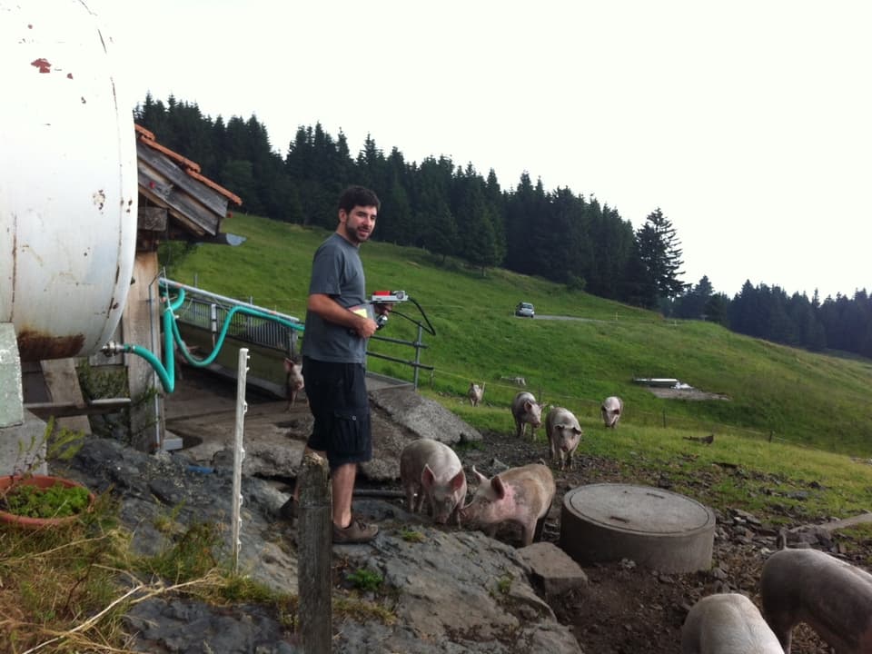 SNG-Techniker David Baumann beim Schweinestall.