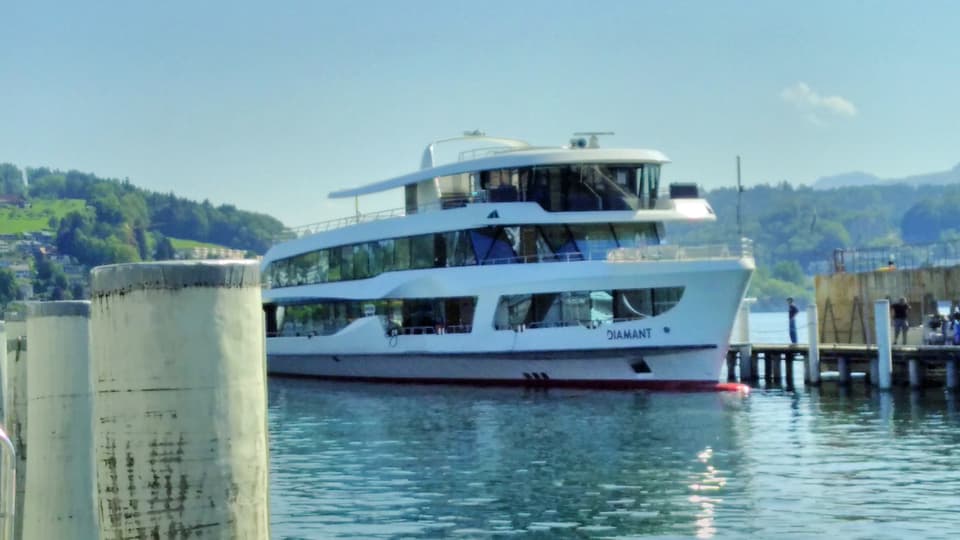 Ein modernes Kursschiff am Landungssteg auf einem See. 