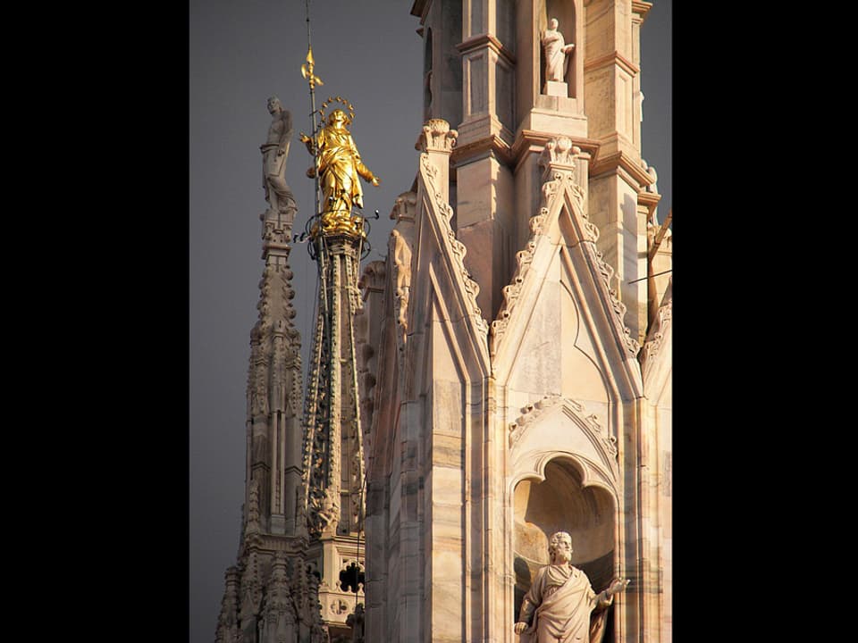 Ein Teil des Mailänder Doms mit der Statue der goldenen Madonnina.