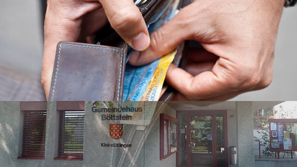 Fotomontage: Ein Mann zeigt sein Portemonnaie, im Vordergrund der Eingang zum Gemeindehaus Böttstein.
