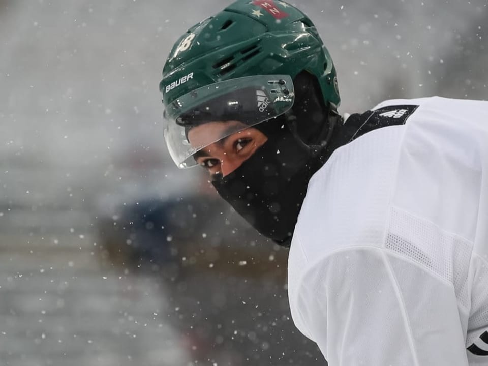 Minnesotas Jordan Greenway machts vor, wie man sich vor der erdrückenden Kälte schützen könnte.