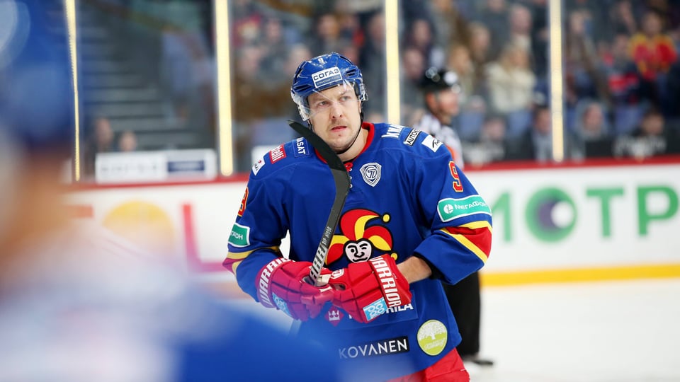 Der Eishockeyspieler Niklas Hagman von Jokerit Helsinki fährt zur Spielerbank.