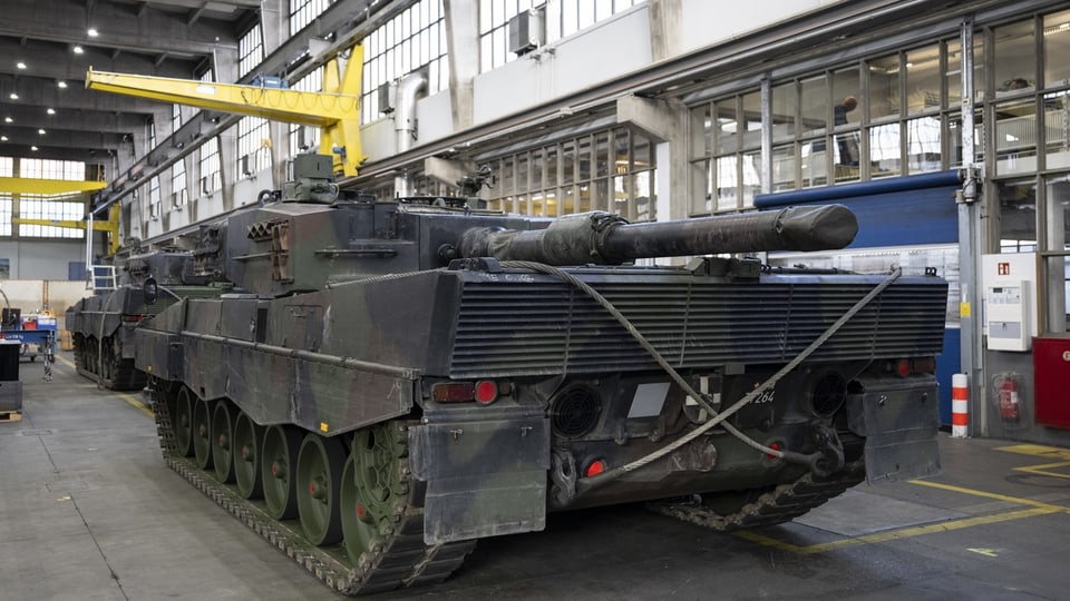 Leopard-Panzer in einer Halle in Thun