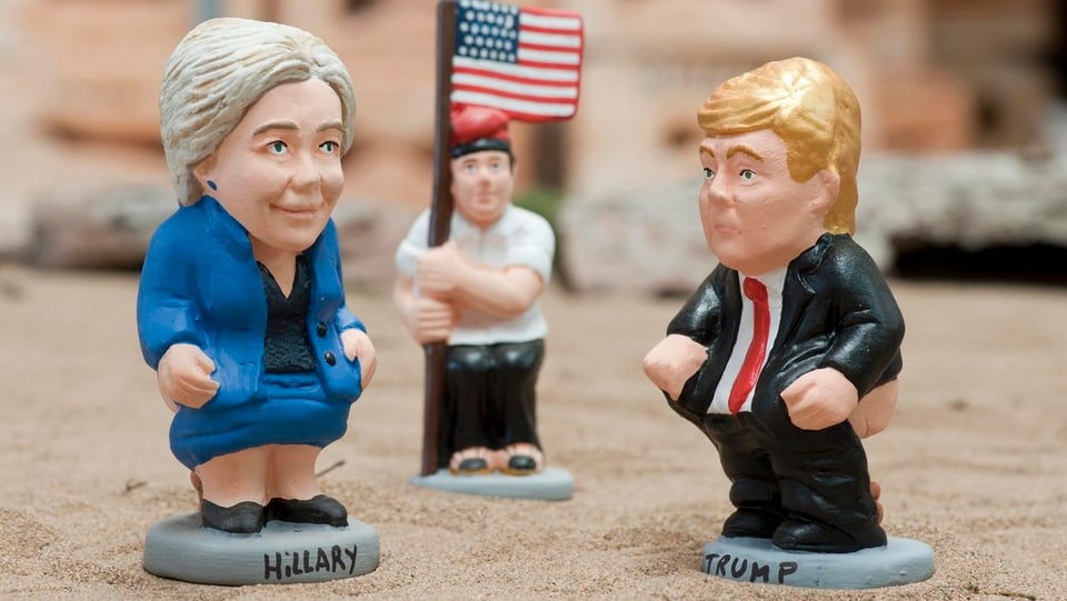 Pappfiguren von Clinton und Trump.