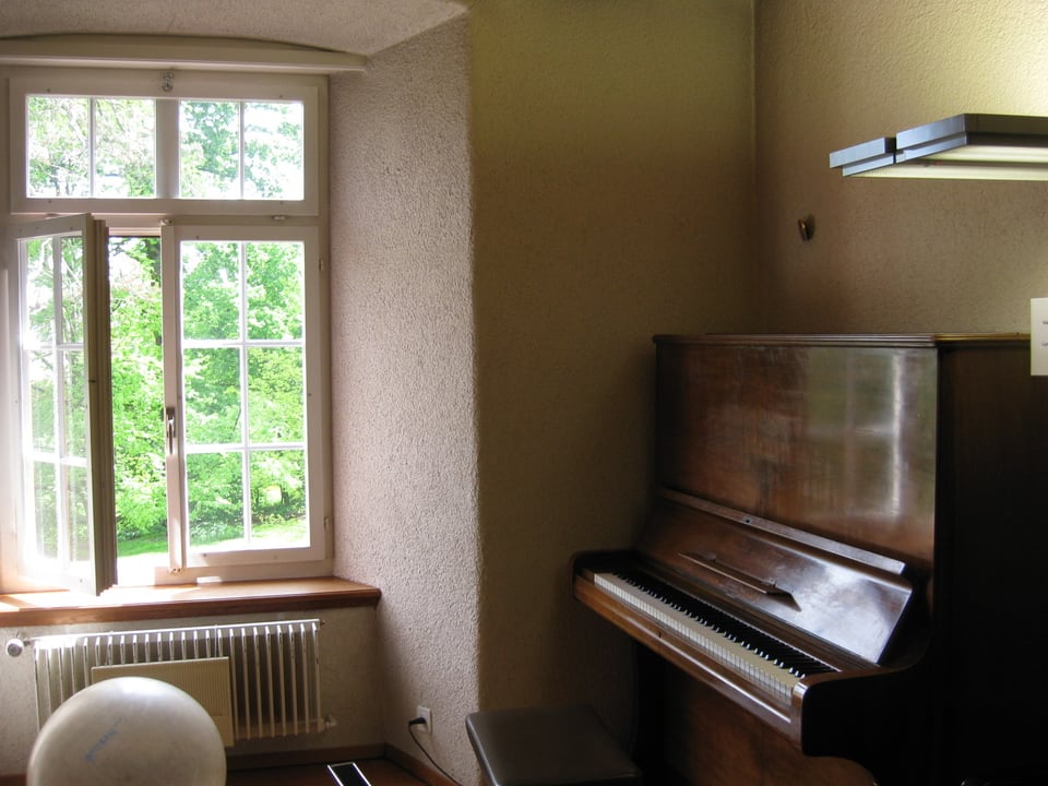 Kleines Zimmer mit Klavier