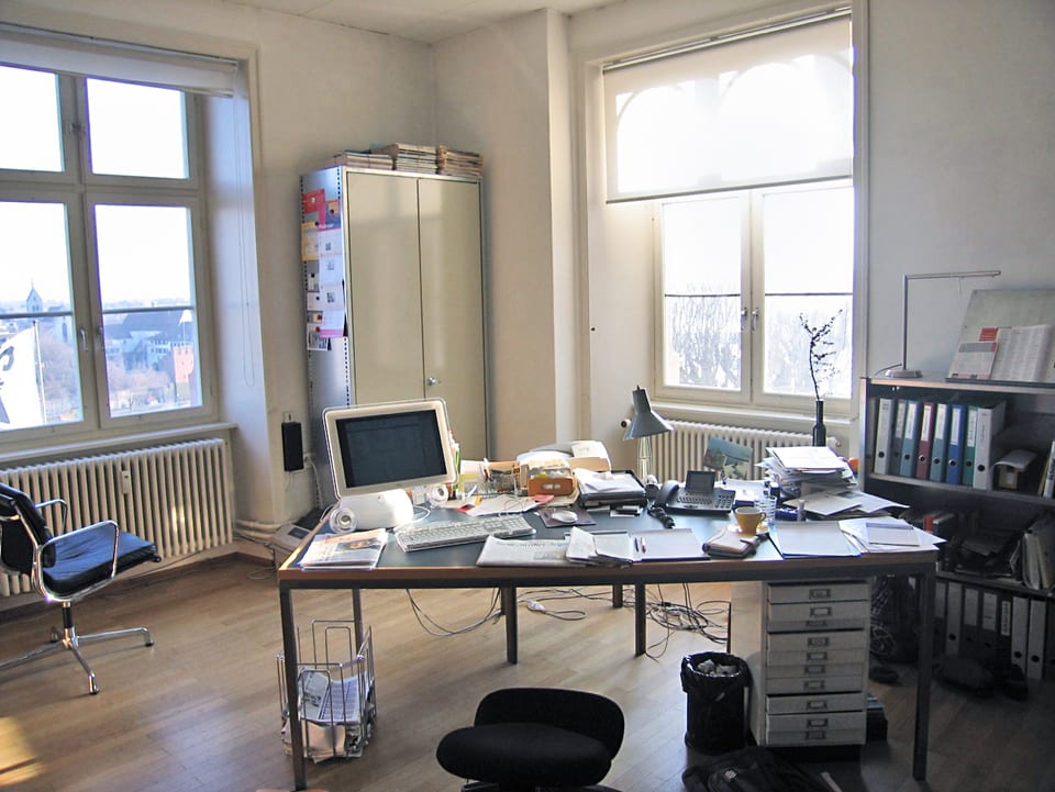 Raum mit Schreibtisch, Korpus, Computer und Schränken.