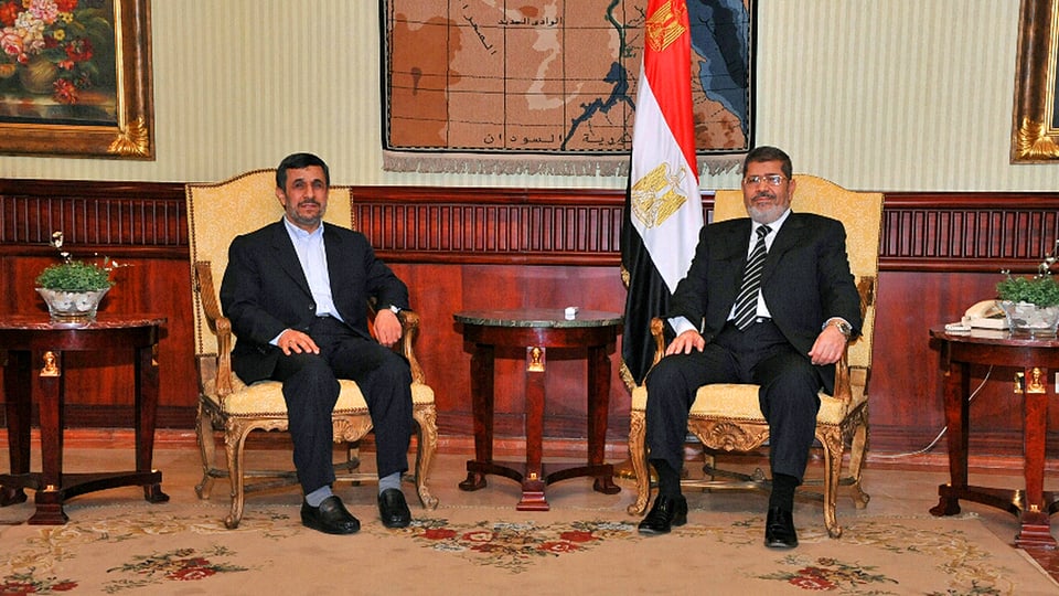 Ahmadinedschad sitzt neben Mursi.