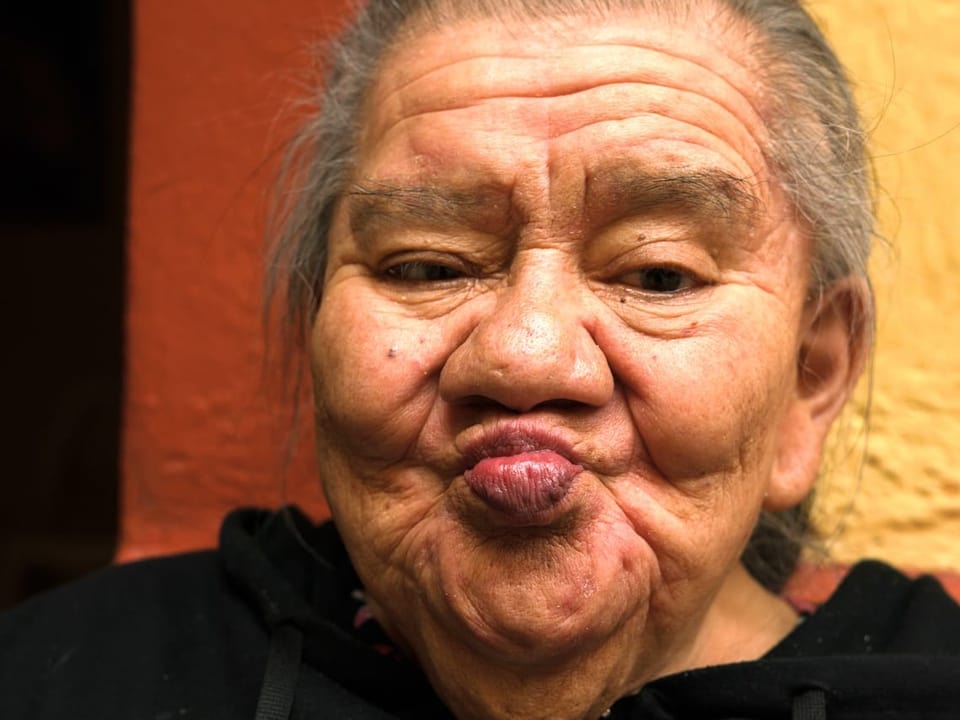 Eine Bewohnerin des «Casa Xochiquetzal» spitzt die Lippen zu einem Kussmund.