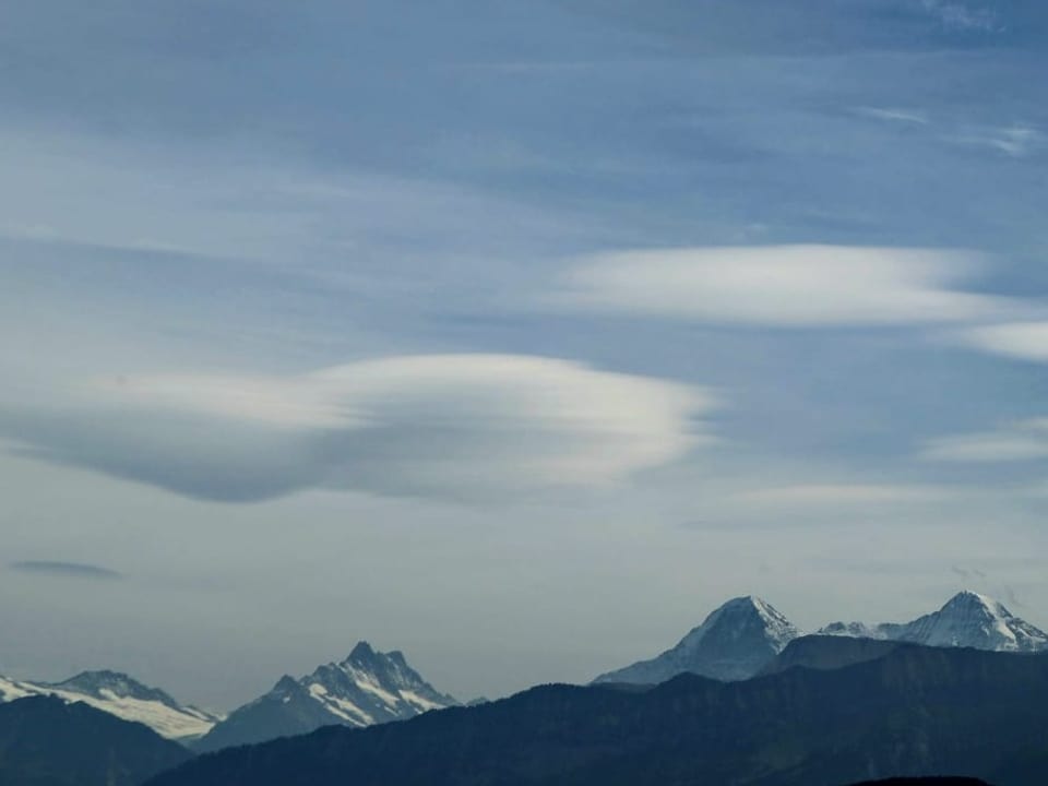 Linsenwolken über Alpengipfeln