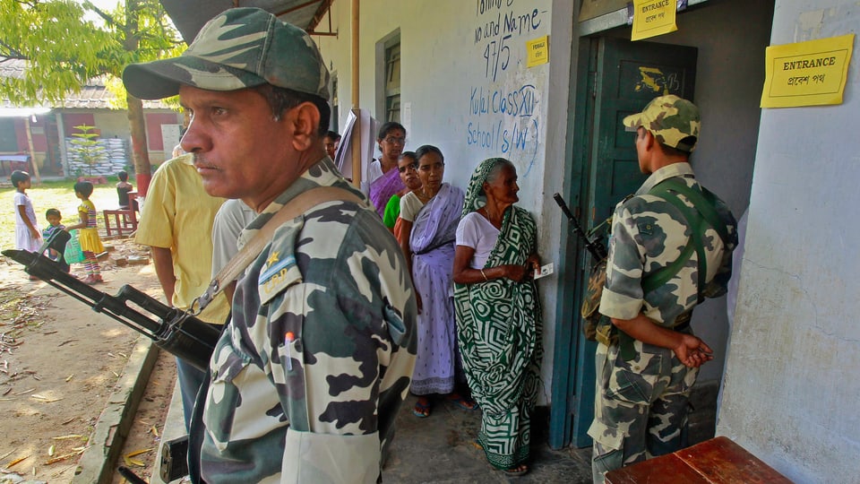 Soldaten vor Wahllokal