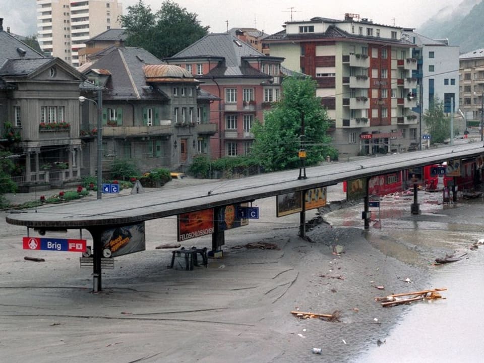 Meterhoch blieb der Schlamm am Bahnhof von Brig liegen.