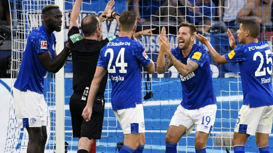 Schalke-Fan mit Anzeige gegen Schiedsrichter (Radio SRF 3)