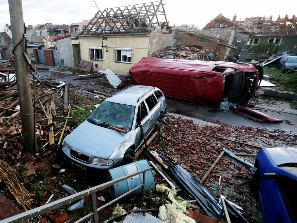 Häuser ohne Dächer und umgekippte Fahrzeuge nach einem Tornado in Tschechien.