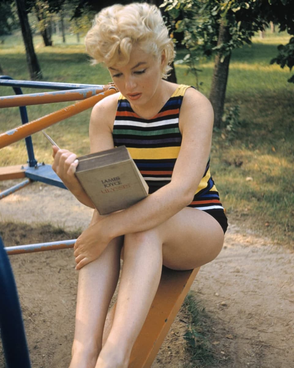 Marilyn Monroe im Garten, mit dem Buch «Ulysses» in der Hand.