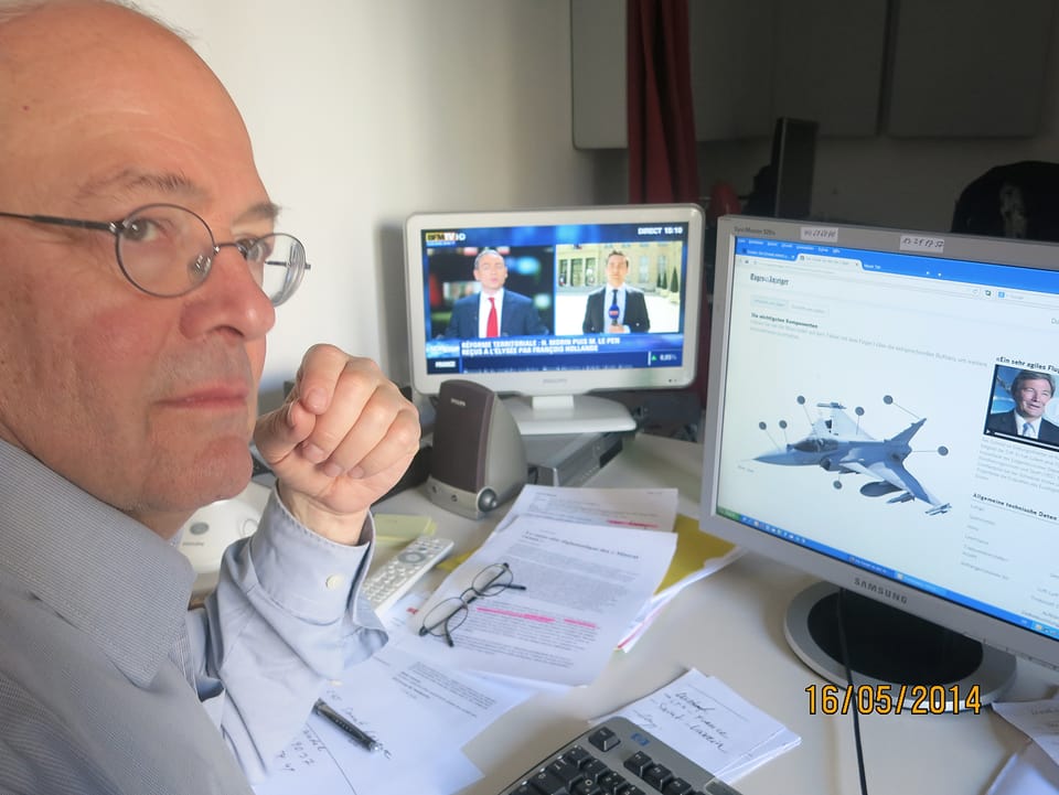 Rudolf Mäder betrachtet am Computer eine Gripen-Grafik.