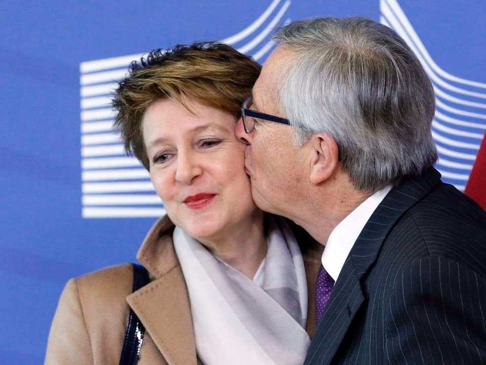 Jean-Claudie Juncker küsst Simonetta Sommaruga stürmisch auf die Wange.