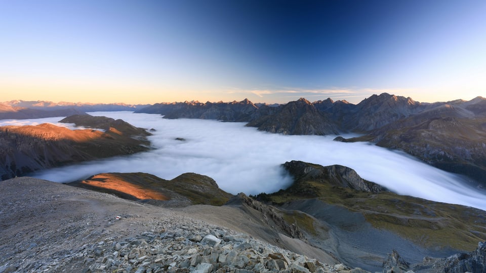 Ein ununterbrochenes Nebelmeer überzieht das Engadin und den Schweizerischen Nationalpark heute Morgen.