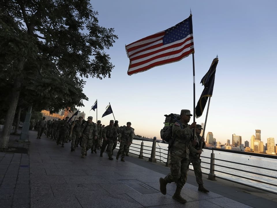 US-Soldaten mit Flaggen.
