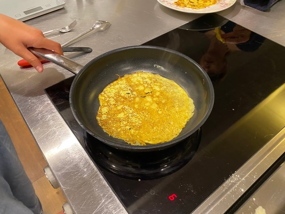 Die fertige Crèpe liegt in der Pfanne und ist bereit gegessen zu werden.