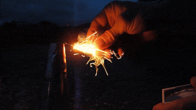 Die Zündschnur eines Feuerwerk-Vulkan