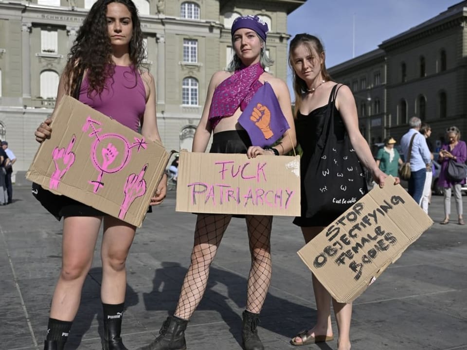 Frauen demonstrieren.